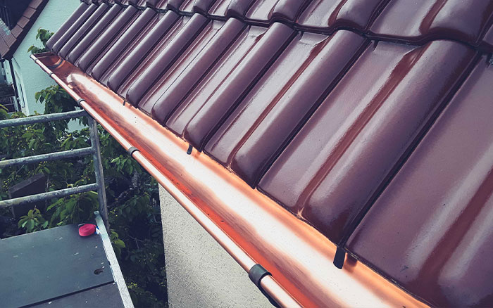 Pose et réparation de gouttière à Issy-les-Moulineaux (92130)  - Couvreur & Co intervient dans les Hauts-de-Seine (92)